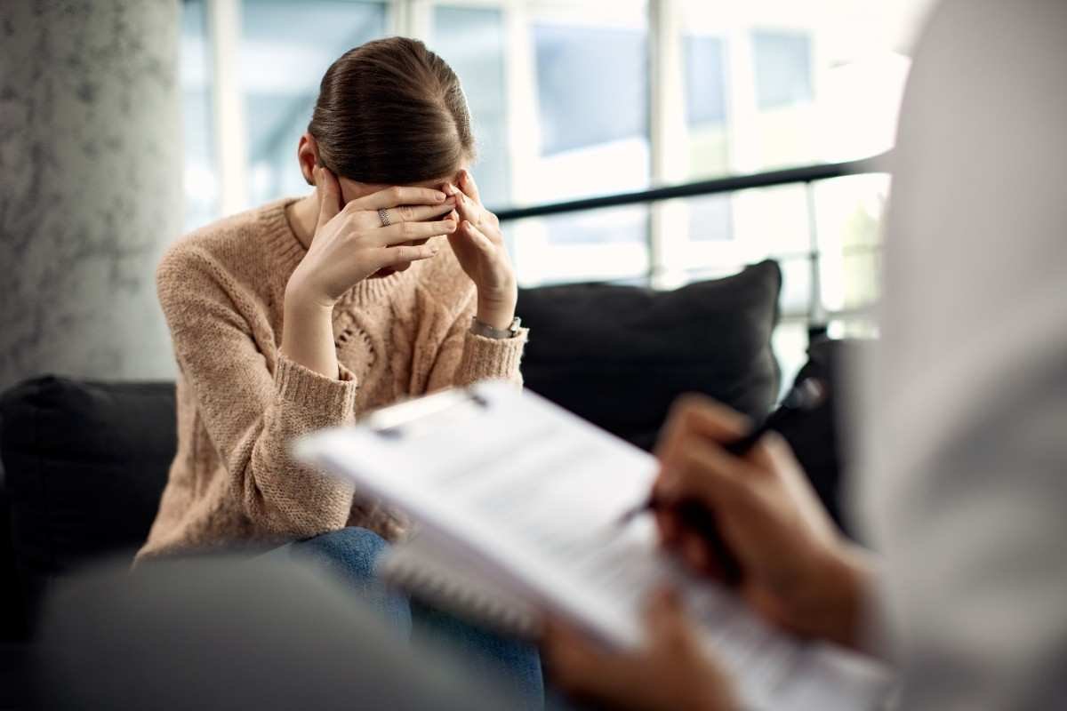 woman with anxiety therapist in Charlotte